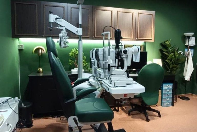 OasisEye Specialists Kuching Doctor Room.