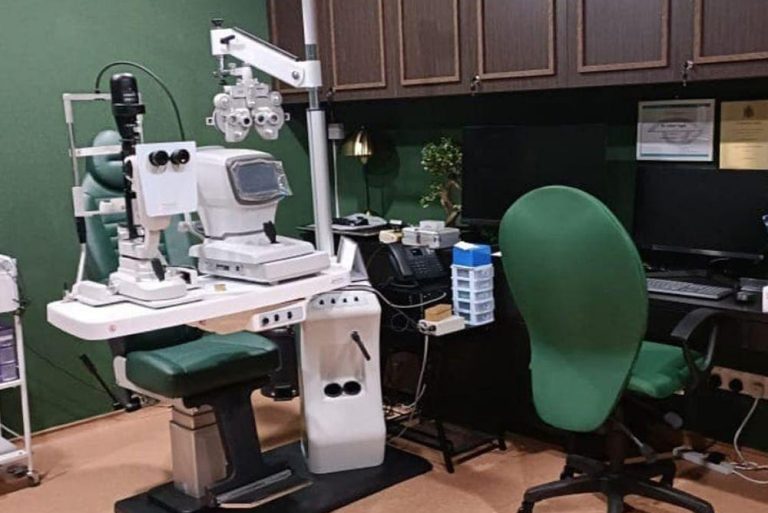 OasisEye Specialists Kuching Doctor Room 2.