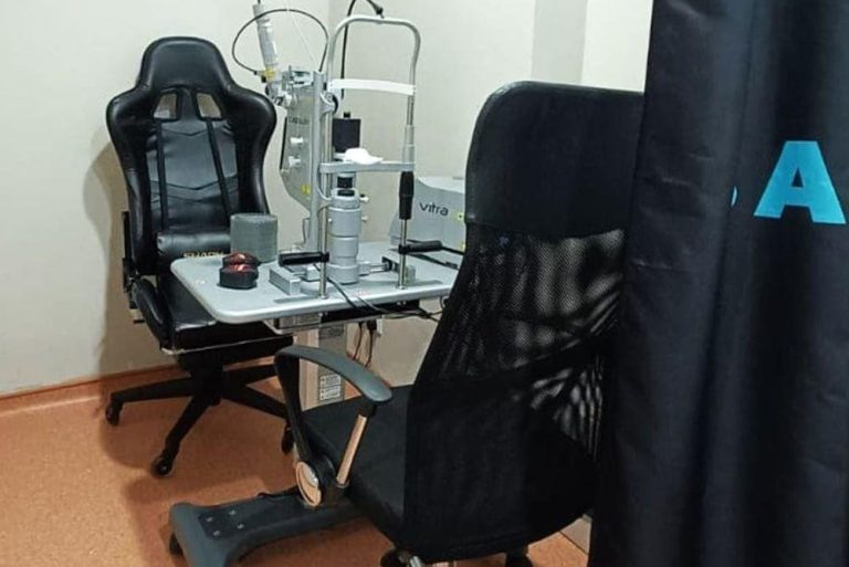 OasisEye Specialists Kuching Laser Room.