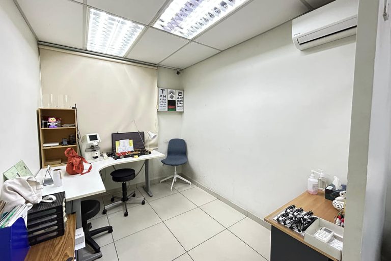 OasisEye Specialists Puchong Optometry workstation OR VA